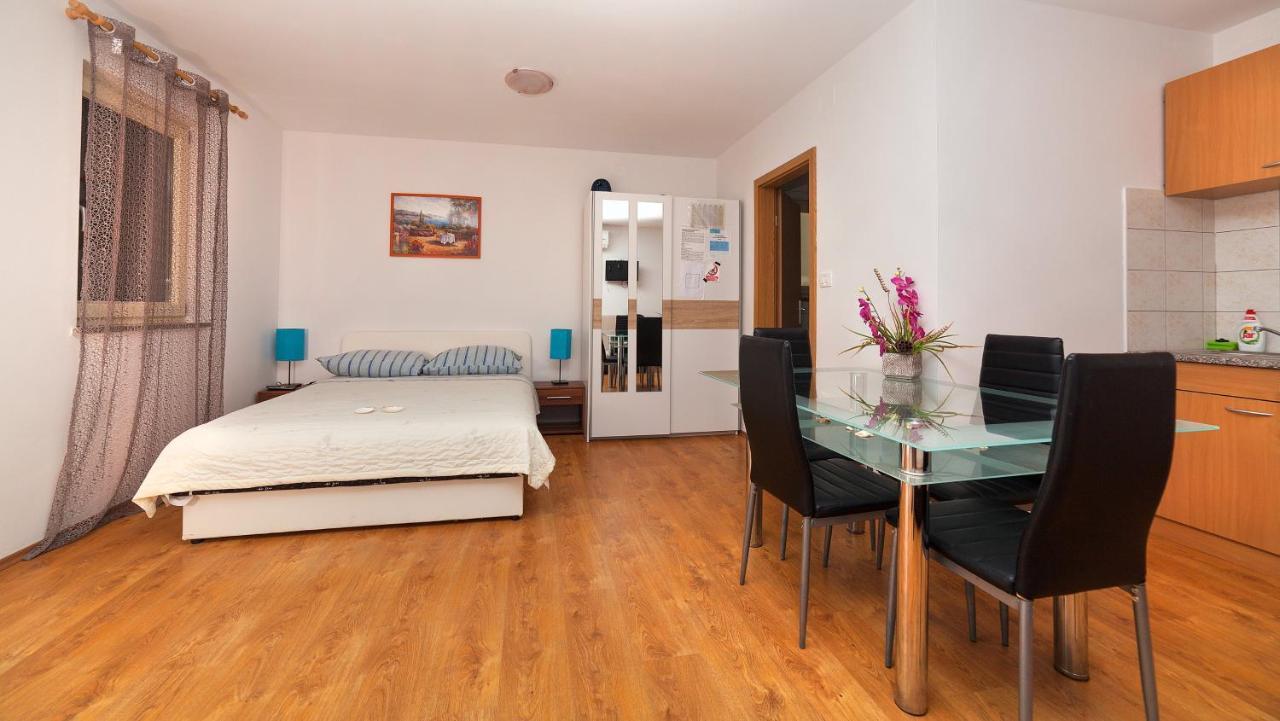 Apartments Barbara With Pool Brseč Δωμάτιο φωτογραφία