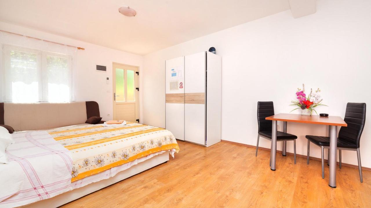 Apartments Barbara With Pool Brseč Δωμάτιο φωτογραφία