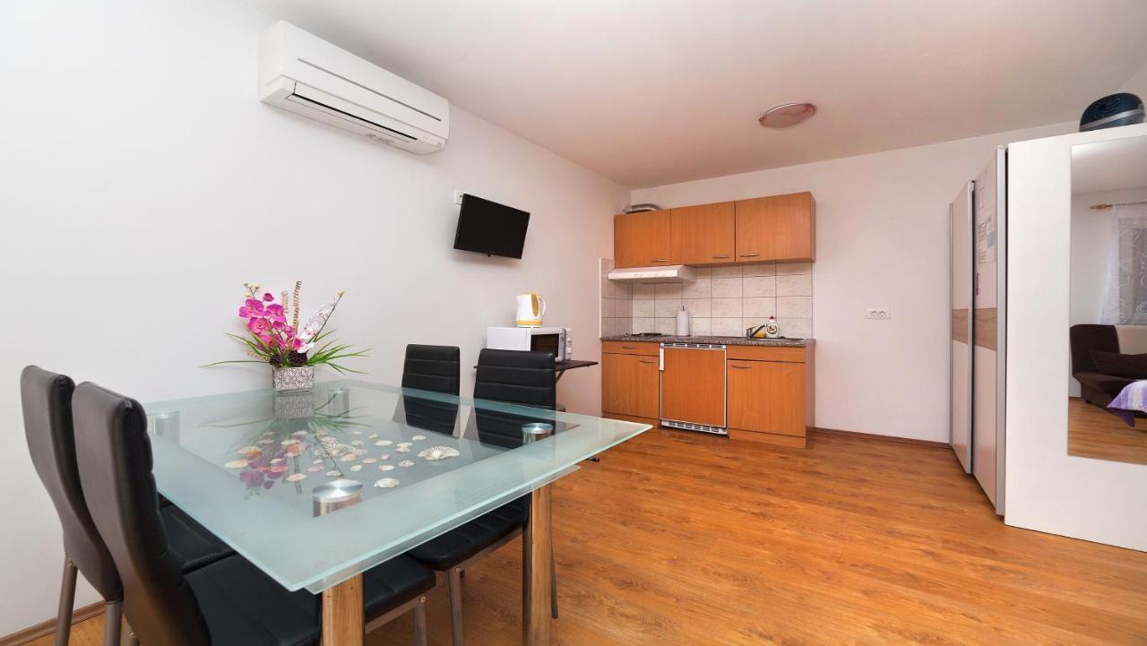 Apartments Barbara With Pool Brseč Δωμάτιο φωτογραφία