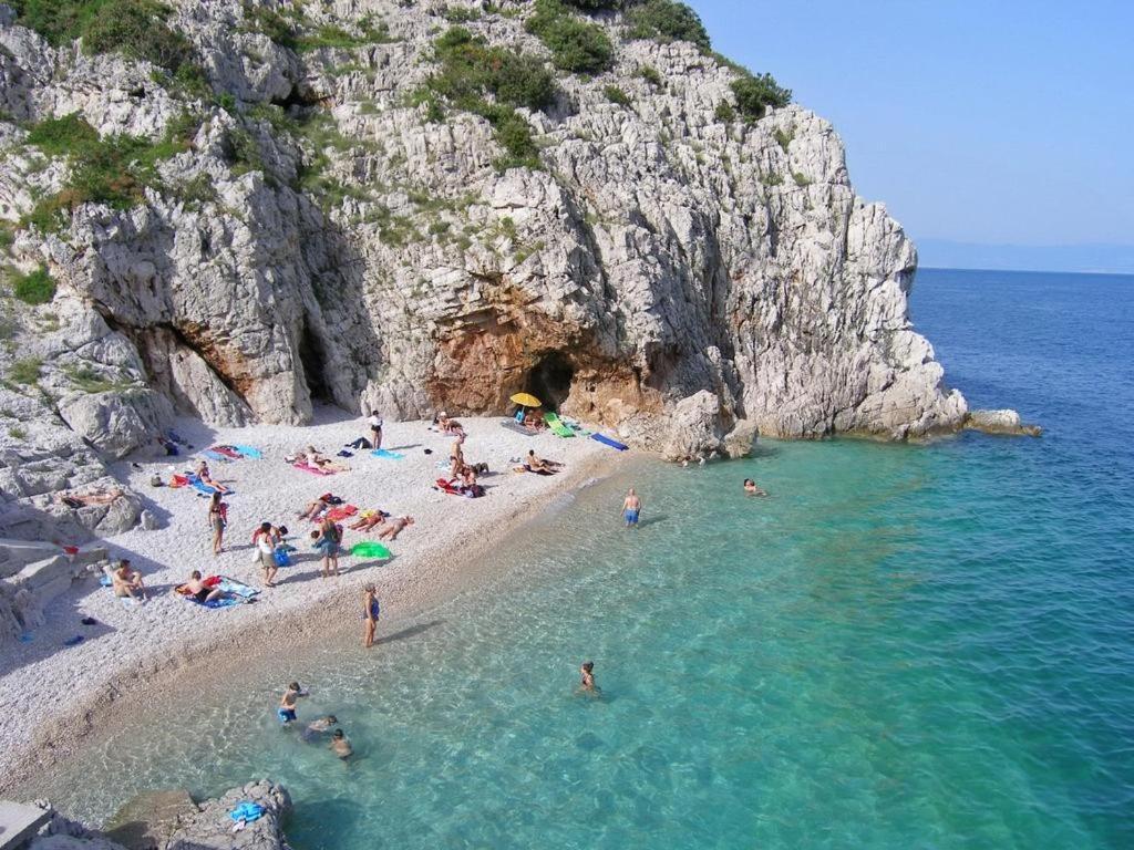 Apartments Barbara With Pool Brseč Δωμάτιο φωτογραφία