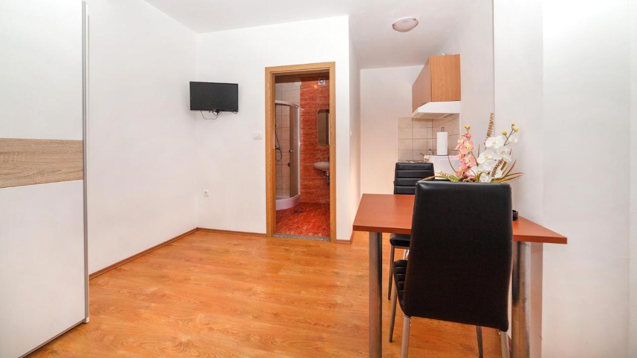 Apartments Barbara With Pool Brseč Εξωτερικό φωτογραφία