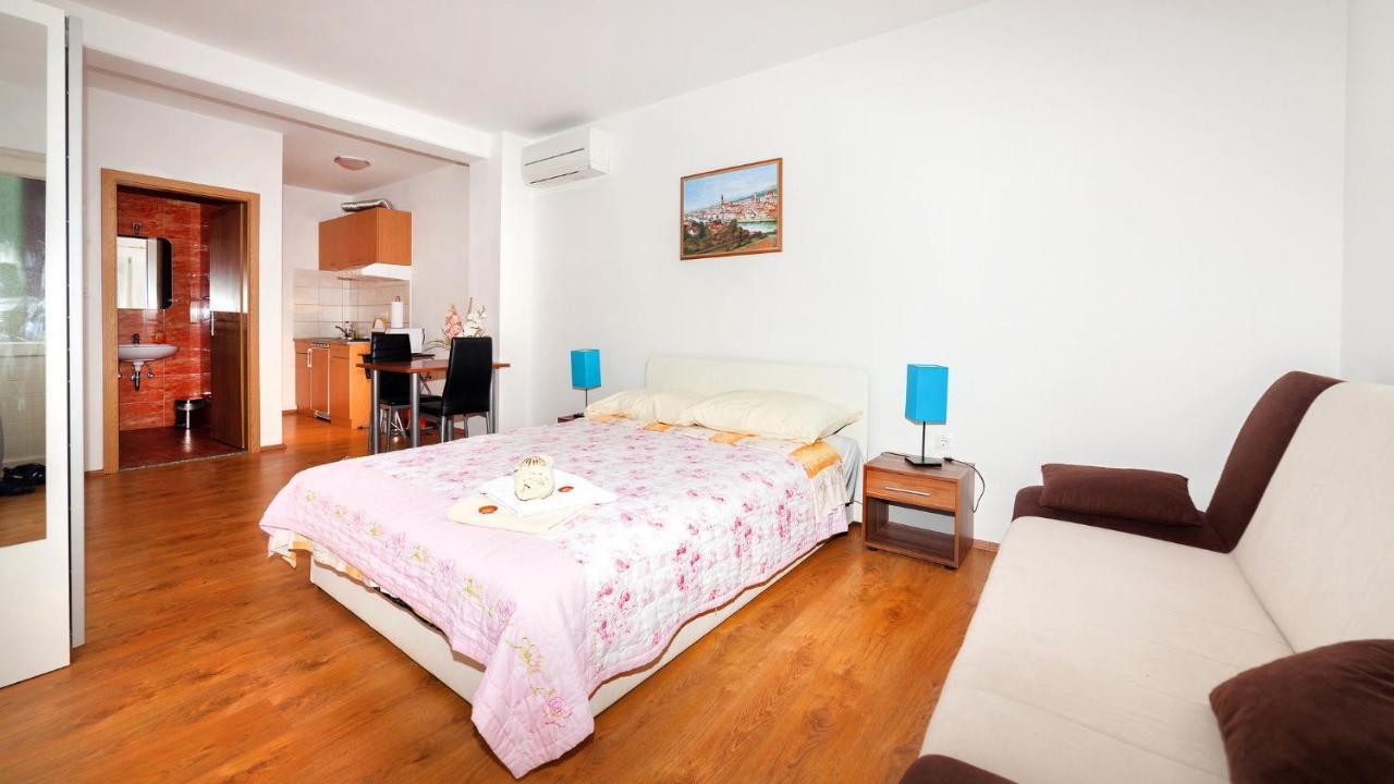 Apartments Barbara With Pool Brseč Εξωτερικό φωτογραφία