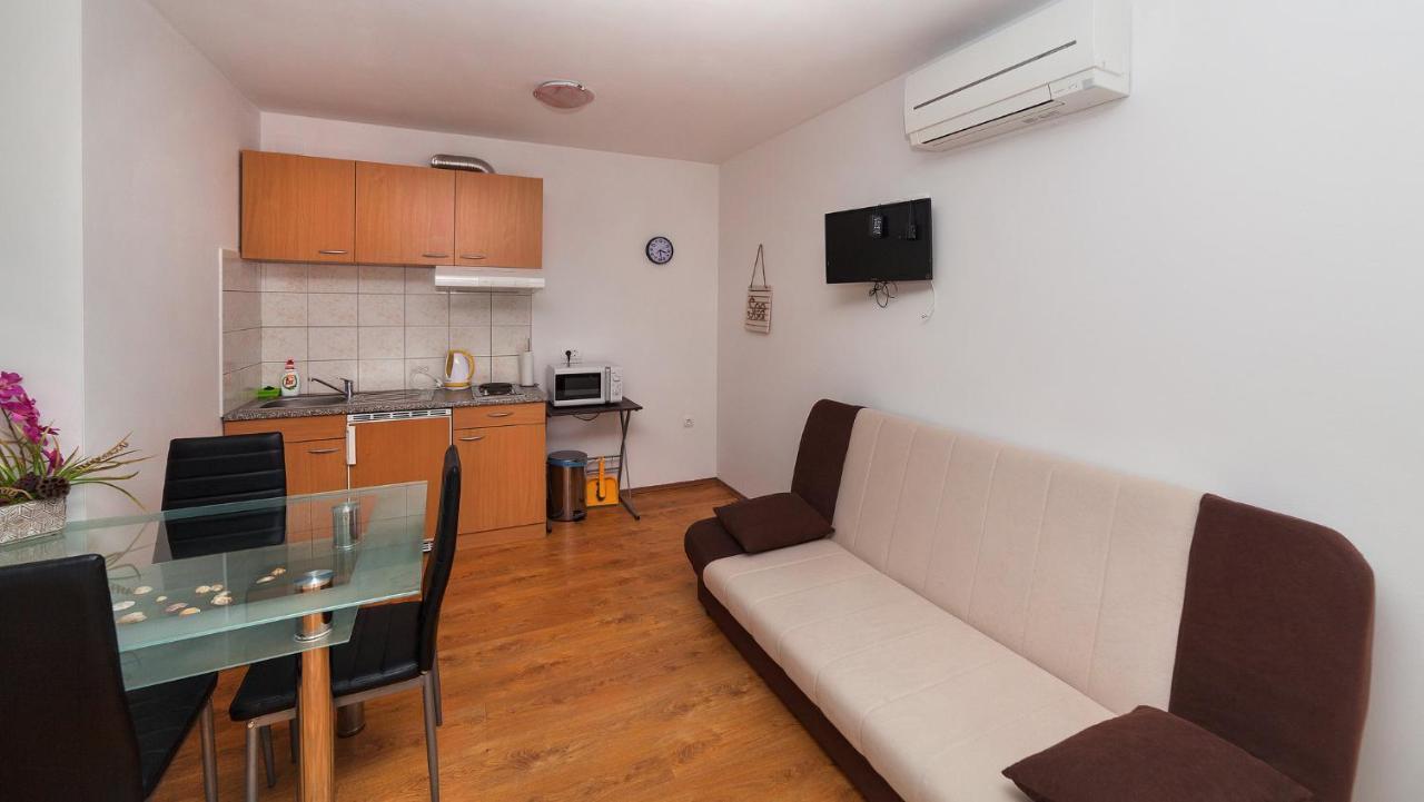 Apartments Barbara With Pool Brseč Εξωτερικό φωτογραφία