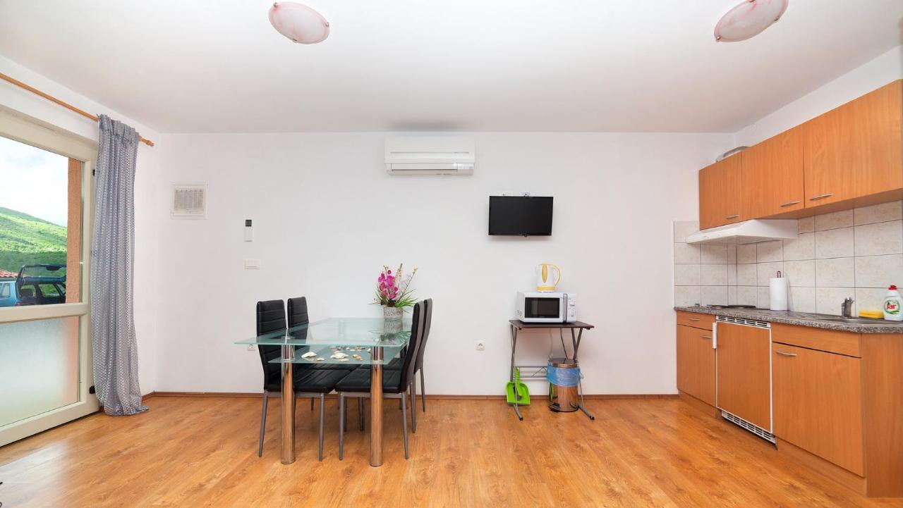 Apartments Barbara With Pool Brseč Εξωτερικό φωτογραφία